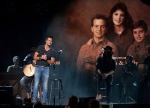 Photo from: http://www.countrymusicislove.com/country-music-news/cmils-top-10-moments-of-the-47th-annual-cma-awards/